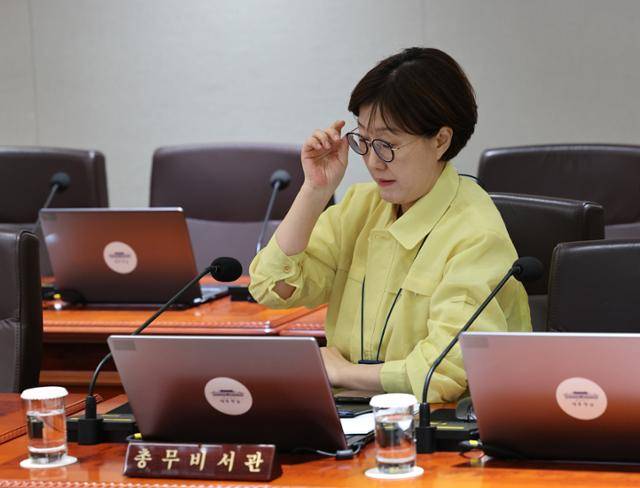 8월 18일 서울 용산 대통령실 청사에서 제1회 을지국무회의 및 제37회 국무회의가 시작하기 전, 김현지 당시 대통령실 총무비서관이 안경을 만지고 있다. 왕태석 선임기자