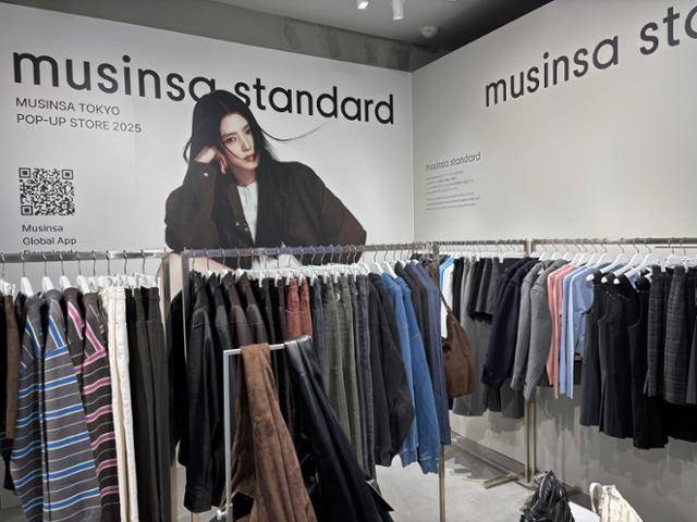 한국 패션업체 무신사가 2일 일본 도쿄 시부야구에 연 '무신사 도쿄 팝업스토어 205' 매장에 의류가 진열돼 있다. 도쿄=류호 특파원