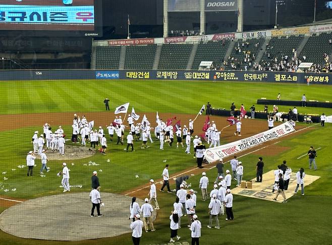 경기 종료 후 한 시간이 지난 시각에도 우측 외야에 일부 팬들이 남아 있다.&nbsp;