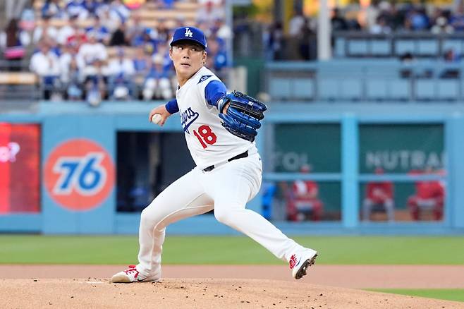 <yonhap photo-3643="">1회 수비 실책 속에서도 흔들리지 않고 승리 투수가 된 야마모토 요시노부. AP=연합뉴스</yonhap>