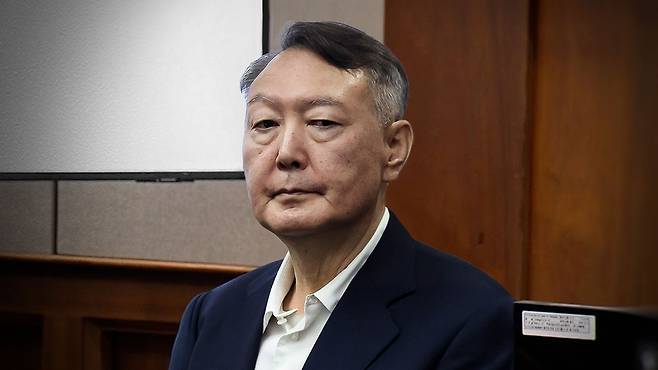 윤석열 전 대통령이 26일 서울 서초구 서울중앙지법에서 열린 특수공무집행방해, 직권남용 권리행사방해 등 혐의 사건 1차 공판에 출석하고 있다 2025.9.26