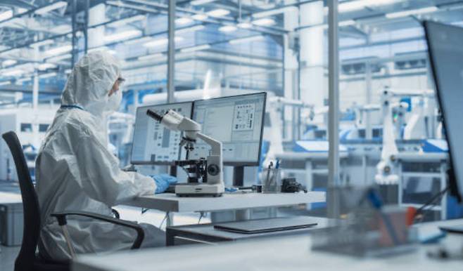 연구원이 바이오의약품을 개발 중이다. 기사에서 언급된 업체와는 무관한 사진. [사진=픽사베이]