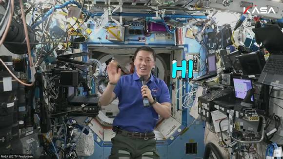 ISS에 머물고 있는 조니 김이 우주청 관계자들과 실시간 인터뷰에 응하고 있다. [사진=우주청]