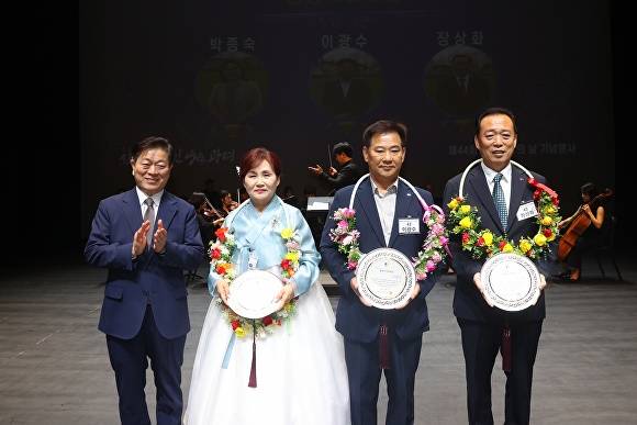 박승원 시장이 2일 광명시민회관 대공연장에서 열린 '제44회 광명시민의 날'에서 광명시민대상 수상자들과 기념 촬영을 하고 있다. 사진 왼쪽부터 박승원 광명시장, 박종숙 씨, 이광수 씨, 장상화 씨. [사진=광명시]
