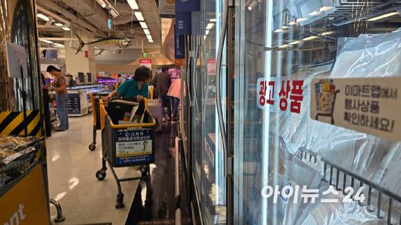 2일 서울의 한 대형마트 수산 코너에서 한 소비자 광고 상품을 둘러보고 있다.[사진=진광찬 기자]