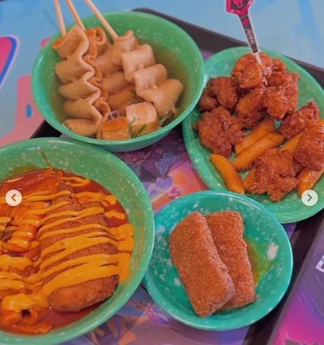 3만6000원 사자보이즈 세트. 스리라차 마요 떡볶이, 오뎅, 닭강정, 주먹밥 [사진=재구언 인스타그램]