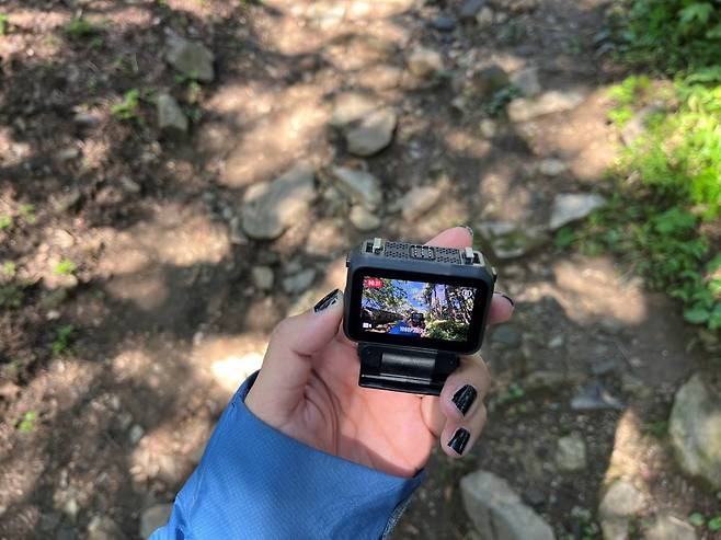 오즈모 나노는 장시간 등산에도 부담없이 착용 가능하다 / 출처=IT동아