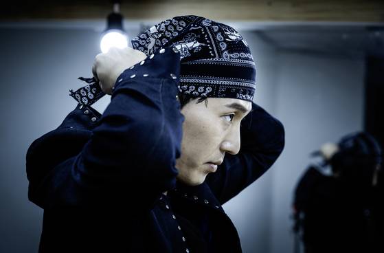 송씨가 상모를 쓰기 전 거울을 보며 머리와 옷매무새를 정리하고 있다. 권혁재 사진전문기자