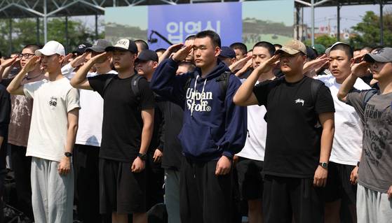 지난 5월 충남 논산시 육군훈련소로 입영하는 장병들이 부모님께 경례하고 있다. 연합뉴스