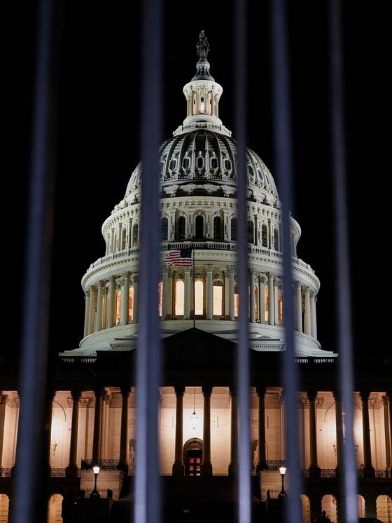 지난달 30일 미국 연방 의회 의사당. 몇 시간 뒤 연방정부는 셧다운됐다. [로이터=연합뉴스]