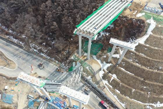 지난 2월 경기도 안성시 서운면 서울-세종고속도로 다리 건설현장에서 붕괴된 교량의 모습. 뉴스1