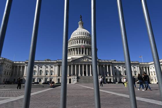 미국 연방정부가 셧다운(일시적 업무 정지)에 들어간 1일(현지시간) 워싱턴 DC 의사당이 펜스 너머로 보인다. 신화=연합뉴스