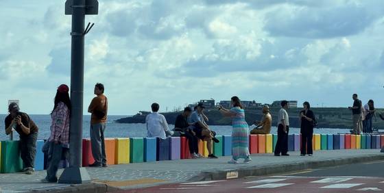 올해 가을철 제주시 도두동 무지개해안도로를 찾은 관광객들이 기념사진을 남기고 있다. 최충일 기자