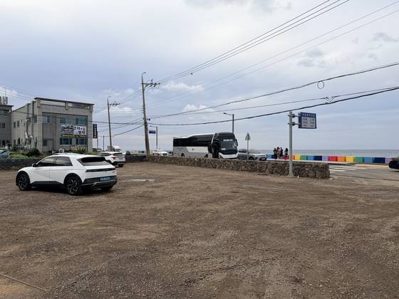 제주시 도두동 무지개해안도로 인근에 조성된 50면 규모의 주차장 전경. 제주도가 내년엔 주차장 포장 사업을 진행할 계획이다. 최충일 기자