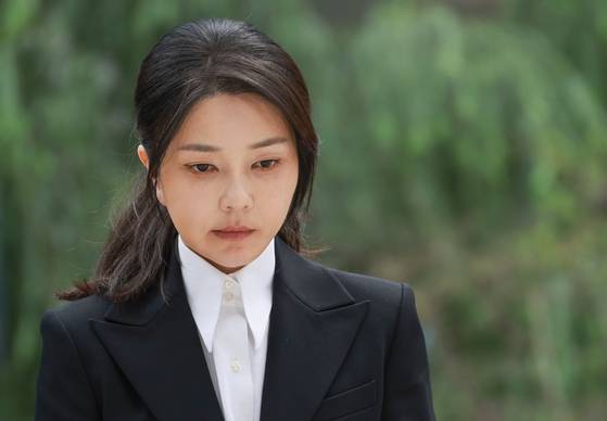 윤석열 전 대통령 부인 김건희 여사가 8월 6일 서울 종로구 KT광화문빌딩에 마련된 김건희 특검팀 사무실에 피의자 신분으로 첫 출석하고 있다. 전·현직 대통령 부인이 수사기관에 피의자로 공개 출석한 것은 헌정사상 처음이다. 연합뉴스