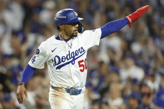 LA 다저스 간판타자 무키 베츠가 신시내티 레즈와의 와일드카드 시리즈 2차전에서 4안타를 때려내며 승리를 이끌었다. EPA=연합뉴스