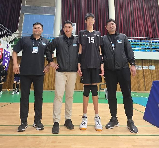 전국 초등학교 배구 대회에 출전한 용지훈 선수(15번) / 사진 = 한국초등배구연맹