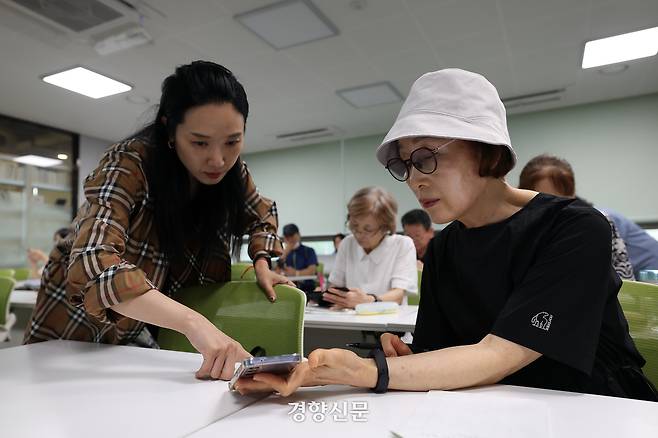 지난달 16일 서울 강동구 서울시민대학 동남권 캠퍼스에서 <디지털 시민의 조건 : 미디어 플랫폼과 시민성> 수업 중 이지현 강사(왼쪽)이 수강생에게 설명을 하고 있다. 권도현 기자
