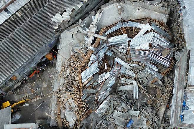 지난달 30일(현지시간) 인도네시아 동자바 시도아르조에 있는 알코지니 이슬람 기숙학교 건물이 무너져있다. AP연합뉴스