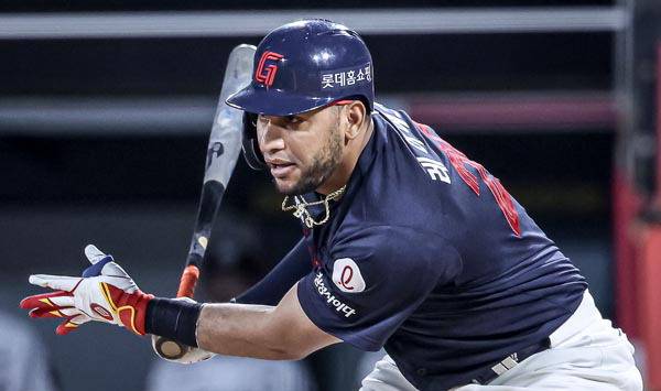 빅터 레이예스는 지난 시즌에 이어 올 시즌도 리그 최다 안타왕에 올랐지만 적은 홈런은 아쉬움으로 남는다. 사진은 레이예스가 안타 치는 모습.  롯데 자이언츠 제공