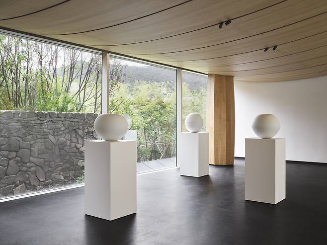 Installation view of "Deductive Object—Bottari" by Kim Soo-ja at Sunhyewon in Seoul