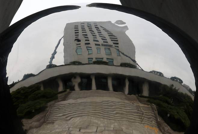 The Supreme Prosecutors’ Office building is reflected in a sculpture installed at its headquarters in Seocho District, southern Seoul, on Sept. 25, ahead of a parliamentary vote on a government reorganization bill that includes abolishing the prosecution service. [YONHAP]