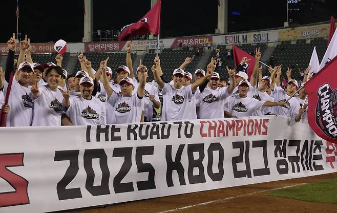 LG 트윈스 선수 및 코칭스태프들이 1일 서울 잠실야구장에서 정규 시즌 우승을 확정한 뒤 세리머니를 하고 있다.&nbsp;
