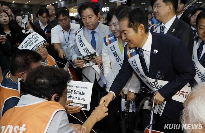 정청래 더불어민주당 대표와 김병기 원내대표를 비롯한 의원들이 2일 서울 용산역에서 전국장애인연합회의 요구안을 듣고 있다.