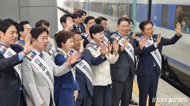 민주당 지도부가 2일 서울 용산구 용산역에서 귀성객들에게 인사를 건내고 있다. 유병민 기자&nbsp;