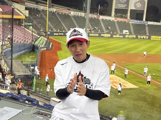 염경엽 LG 트윈스 감독이 30일 2025 KBO리그 정규시즌 우승을 확정한 뒤 취재진과 만나 소감을 밝히고 있다. 최원준 기자