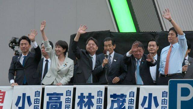 일본 자민당 총재 선거에 출마한 고이즈미 신지로 농림수산상과 다카이치 사나에 전 경제안보담당상, 하야시 요시마사 관방장관(왼쪽부터)이 9월 24일 도쿄 유세에서 당원들에게 손을 흔들고 있다. UPI연합뉴스