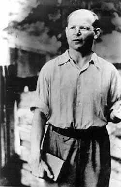 1944년 7월 테겔 교도소 구속 당시 마당에 서 있는 디트리히 본회퍼의 모습. 국민일보DB