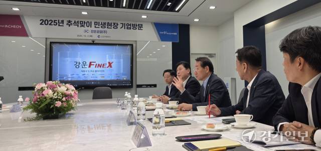 유정복 인천시장이 2일 추석맞이 민생현장 기업방문으로 미추홀구의 우수 중소기업 강운공업을 찾아 기업 운영의 어려운 점을 듣고 있다. 장민재 기자