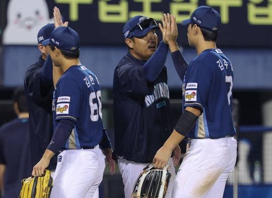 선수들 격려하는 이호준 감독. 사진=연합뉴스