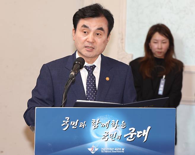 안규백 국방부 장관이 1일 충남 계룡대에서 열린 건군 77주년 국군의 날 기념 오찬에서 환영사를 하고 있다. [김호영 기자]