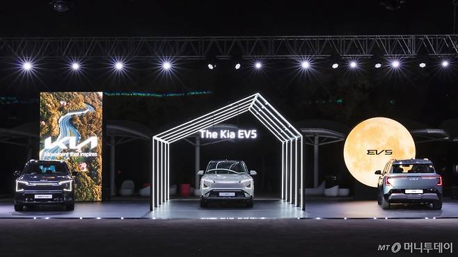 기아가 오는 3일부터 서울 광진구 뚝섬한강공원에서 개최되는 국내 최대 규모의 빛·레이저 미디어아트 축제 '2025 서울라이트 한강 빛섬 축제'를 공식 후원한다고 2일 밝혔다.  사진은 한강 빛섬축제 EV5 전시 공간 모습. /사진제공=기아