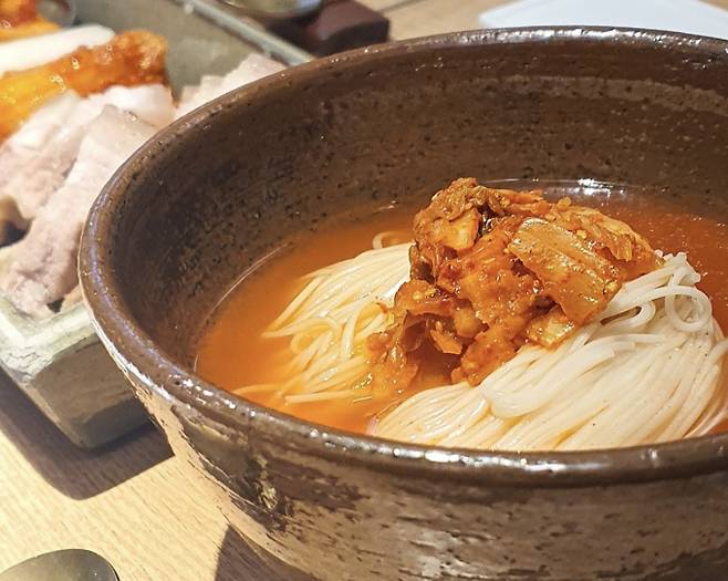락희옥의 김치말이국수는 양지머리 육수, 동치미 국물, 양파와 배즙을 혼합한 국물을 쓴다. /사진=다이어리알
