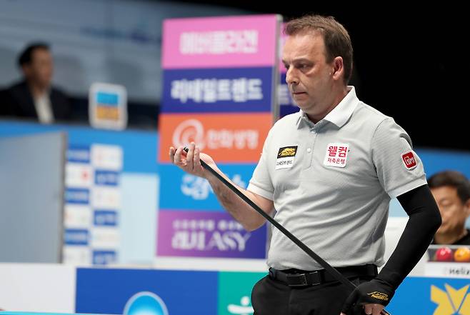 스페인의 전설 다니엘 산체스가 이동규에 패하며 5차 투어 128강에서 대회를 마쳤다. 사진은 PBA에서 활약 중인 산체스의 모습. /사진=프로당구협회(PBA) 제공