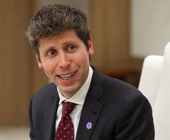 삼성과 오픈AI가 '플로팅 데이터센터'를 차세대 협력 과제로 올리면서 시장의 관심이 커지고 있다. 사진은 샘 알트만 오픈AI 대표가 지난 1일 서울 용산 대통령실 청사를 방문해 이재명 대통령과 대화하고 있는 모습. /사진=대통령실 사진 기자단