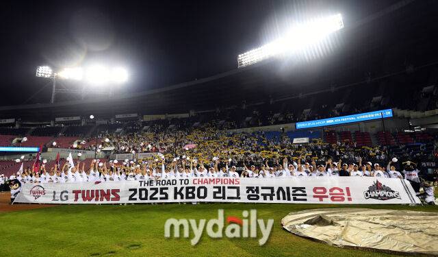 LG가 2025 KBO 정규시즌 우승을 차지한 뒤 기뻐하고 있다 / 마이데일리
