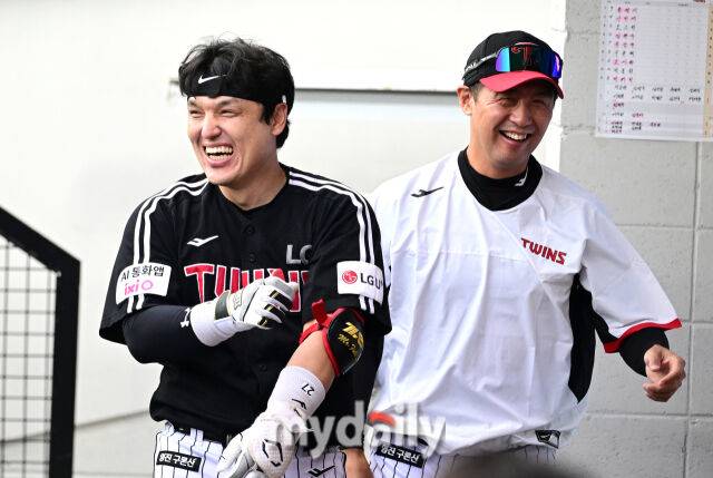 박동원과 김광삼 투수코치가 환하게 웃고 있다 / 대전 = 유진형 기자 zolong@mydaily.co.kr