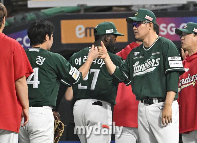 27일 오후 인천광역시 문학동 SSG랜더스필드에서 진행된 '2025 프로야구 KBO리그' SSG랜더스와 한화이글스의 경기. SSG 이숭용 감독이 8-6으로 승리한 뒤 최정과 환호하고 있다./마이데일리