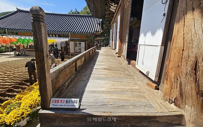 봉정사 대웅전 툇마루