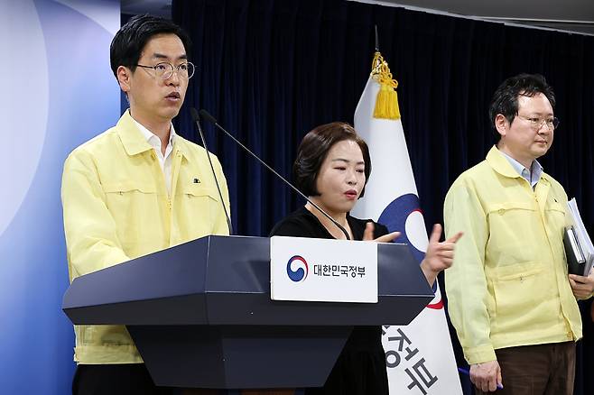 김민재 중대본 제1차장(행안부 차관)이 2일 오후 서울 종로구 정부서울청사에서 국가정보자원관리원 행정정보시스템 화재 관련 브리핑을 하고 있다.[행정안전부 제공]