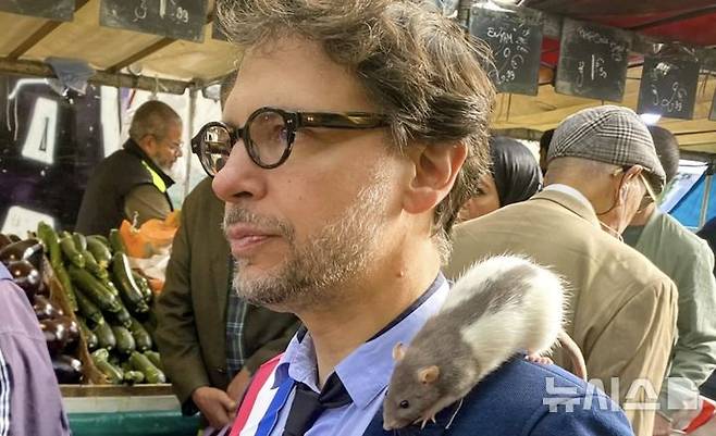 [뉴시스]16일(현지시간) 파리 11구 부시장 그레고리 모로가 반려쥐 플륌과 함께 거리를 거닐고 있다. (사진=엑스) 2025.09.29.