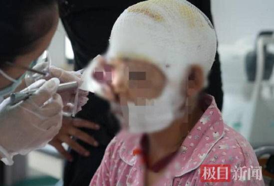 [뉴시스]중국에서 한 임신부가 곰의 습격을 받아 중상을 입고도 죽은 척을 하며 극적으로 살아남아 아이를 지켰다.(사진=지무뉴스 캡쳐).2025.10.01 *재판매 및 DB 금지