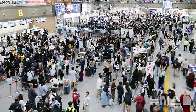 [부산=뉴시스] 하경민 기자 = 추석 연휴를 앞둔 2일 부산 강서구 김해국제공항 국제선 청사에서 해외여행을 떠나는 시민들이 출국 수속을 하고 있다.    이번 추석 연휴 기간(2~12일) 전국 15개 공항 이용객은 역대 명절 연휴 최대인 약 526만명에 달할 것으로 전망됐다. 인천공항이 245만명, 김포·김해·제주 등 14개 공항이 281만명(국내선 206만명, 국제선 75만명)으로 예상됐다. 한국공항공사는 국제선 출발 2시간 전까지 공항 도착을 권고했다. 2025.10.02. yulnetphoto@newsis.com