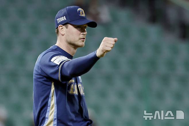 [인천=뉴시스] 최동준 기자 = 13일 인천SSG 랜더스필드에서 열린 2025 KBO리그 NC 다이노스와 SSG 랜더스의 경기, 6회말 무사 주자 없는 상황 NC 선발 라일리가 SSG 안상현을 아웃 시킨 뒤 기뻐하고 있다. 2025.05.13. photocdj@newsis.com