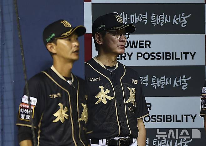 [서울=뉴시스] 김근수 기자 = 이강철 KT 위즈 감독이 11일 서울 송파구 잠실야구장에서 열린 2025 KBO리그 KT 위즈 대 LG 트윈스의 경기를 지켜보고 있다. 2025.09.11. ks@newsis.com