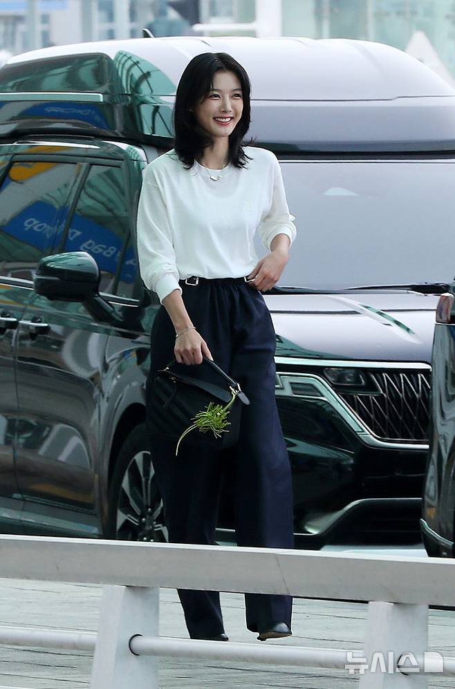 [인천공항=뉴시스] 김혜진 기자 = 배우 김유정이 해외 패션쇼 참석을 위해 2일 오전 인천국제공항을 통해 프랑스 파리로 출국하고 있다. 2025.10.02. jini@newsis.com